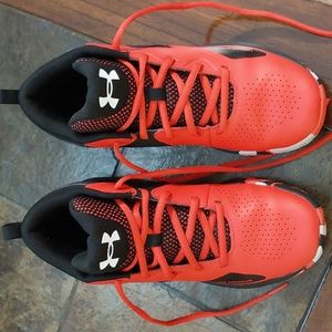 Under Armour Lockdown 5 basketball boys shoes . Size 6Y used.